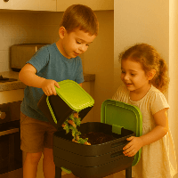 Des enfants avec un lombricomposteur