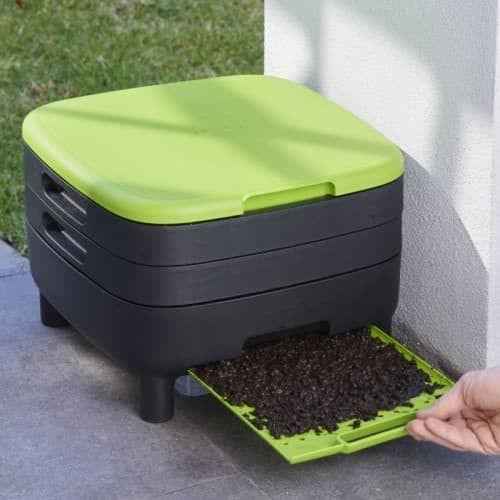 Tiroir de r&eacute;colte ouvert, rempli de compost m&ucirc;r, fonc&eacute; et fin, sans vers