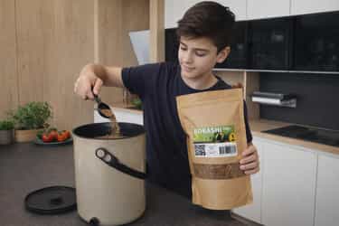 Le Bokashi repose sur un processus de fermentation anaérobie grâce à l’action de micro-organismes efficaces (EM)