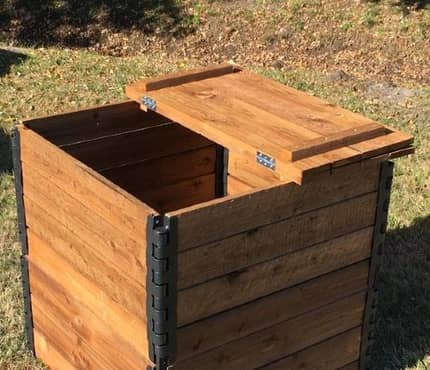 Composteur en bois avec trappe