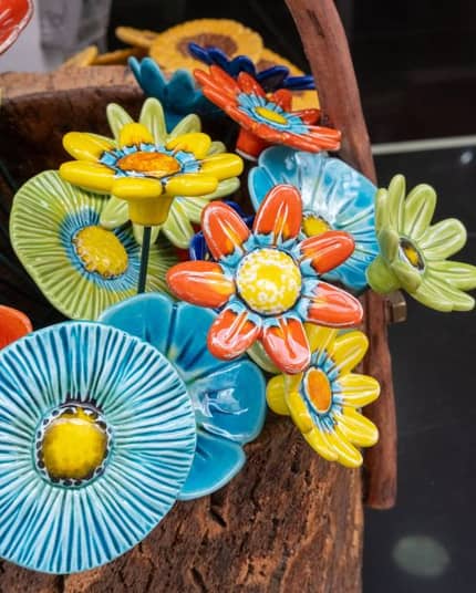 Fleur en argile terre cuite peinte