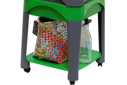 Tablette pratique pour poser une bouteille pour r&eacute;cup&eacute;rer le th&eacute; de compost